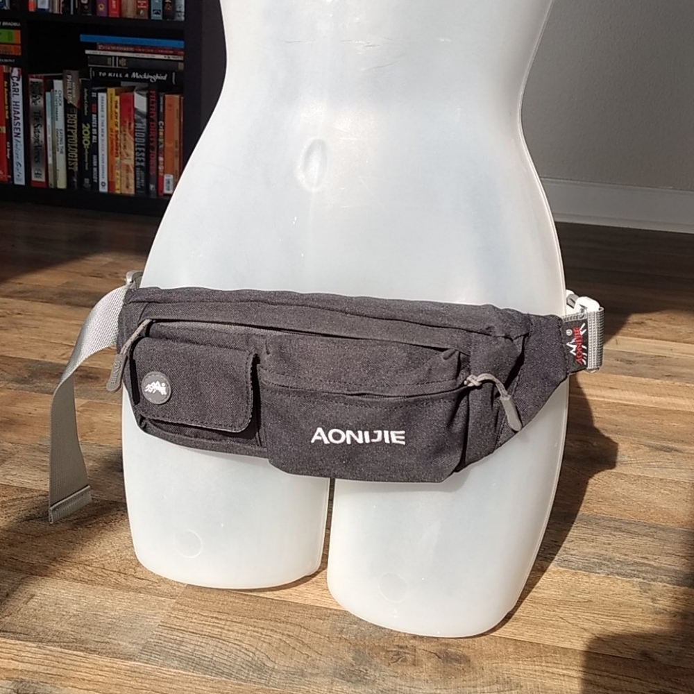 Aonijie fanny pack super cool, super sleek